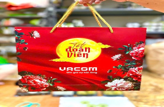 Xuất hóa đơn tặng bánh trung thu cho nhân viên và cách hạch toán hàng biếu tặng 2025?